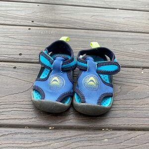 OshKosh B’Gosh Toddler Boys Sandals Size US 5M - Blue Shark